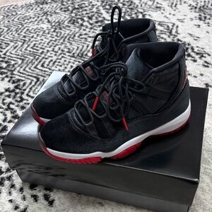 Air Jordan 11 Retro bred velvet - woman’s 8.5